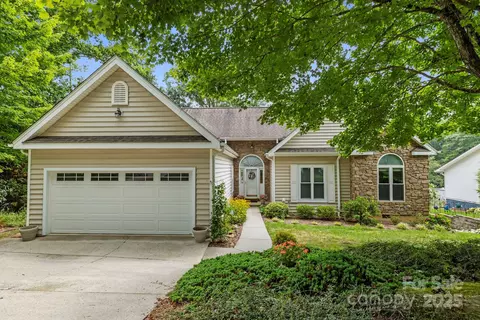 3000 Middleton Way Ct, Hendersonville, NC 28791