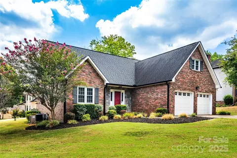 732 Deerfield Dr, Mount Holly, NC 28120