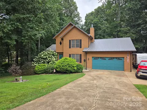 1100 Hidden Creek Ct, Hickory, NC 28602
