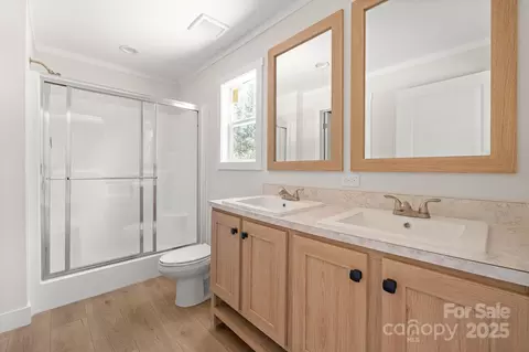 Bath - 3045 8th Se Ave SE, Conover, NC 28613 photo 3 of 3