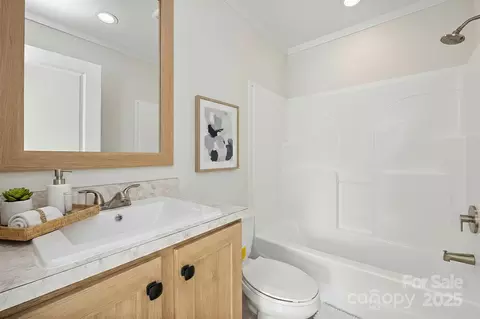 Bath - 3045 8th Se Ave SE, Conover, NC 28613 photo 1 of 3