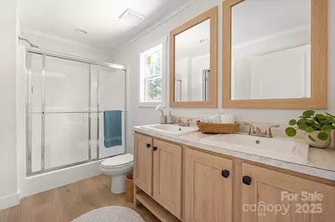 Bath - 3045 8th Se Ave SE, Conover, NC 28613 photo 2 of 3