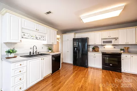 Kitchen - 3501 Overbrook Dr, Conover, NC 28613 photo 3 of 5
