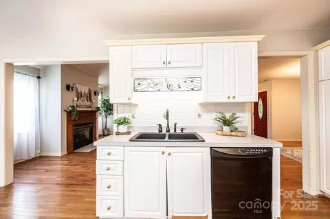 Kitchen - 3501 Overbrook Dr, Conover, NC 28613 photo 4 of 5