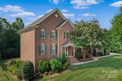 1040 Lake Forest Dr, Matthews, NC 28104