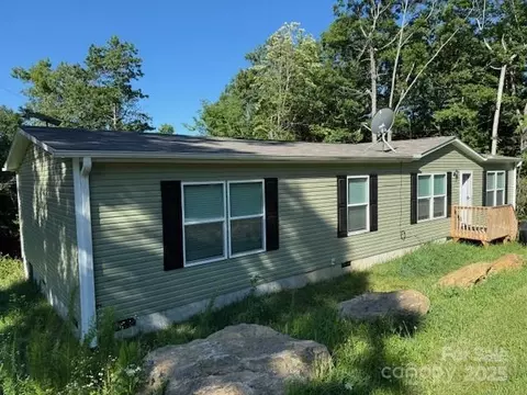 5371 Pinnacle Mountain Rd, Zirconia, NC 28790