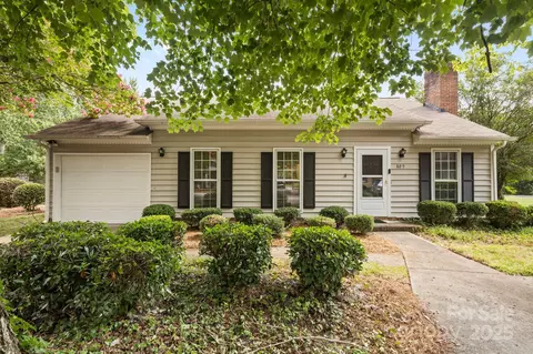 805 Bradford Woods Dr, Charlotte, NC 28209