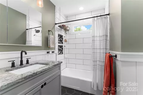 Bath - 331 Painter St, Canton, NC 28716 photo 2 of 2