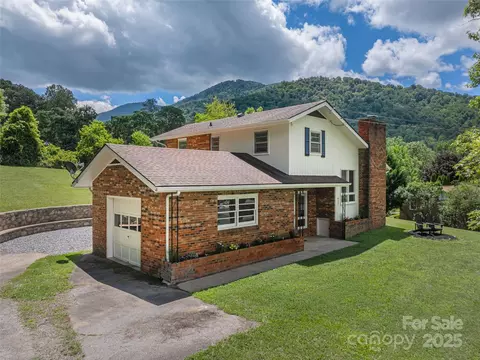 827 Oakdale Rd, Waynesville, NC 28786