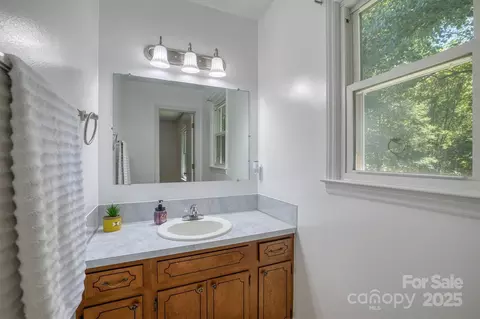 Bath - 3318 Danial St, Conover, NC 28613 photo 3 of 3