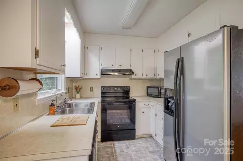 Kitchen - 3318 Danial St, Conover, NC 28613 photo 2 of 2