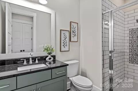Bath - 827 Naples Dr, Davidson, NC 28036 photo 4 of 5