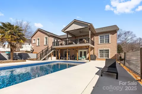 150 Heathrow Ln, Statesville, NC 28677