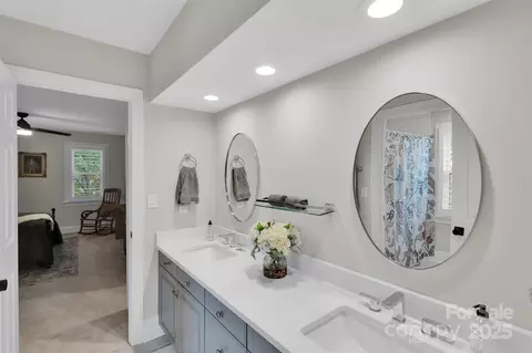 Bath - 16216 Walcot Ln, Cornelius, NC 28031 photo 7 of 10