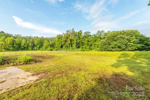99999 Dale St, Hendersonville, NC 28792