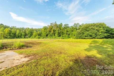99999 Dale St, Hendersonville, NC 28792