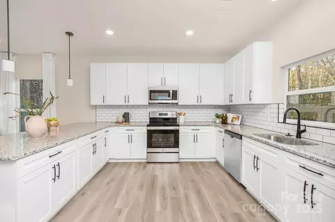 804 Plaza Walk Dr, Charlotte, NC 28215