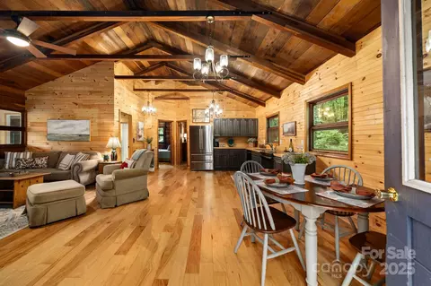 1453 Tanglewood Ln, Saluda, NC 28773
