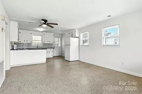 Living - 33 Rd Se St SE, Conover, NC 28613 photo 1 of 8