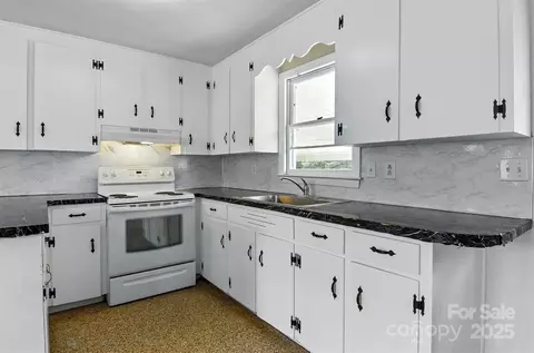 Kitchen - 33 Rd Se St SE, Conover, NC 28613 photo 2 of 3