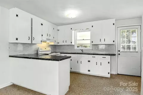 Kitchen - 33 Rd Se St SE, Conover, NC 28613 photo 1 of 3