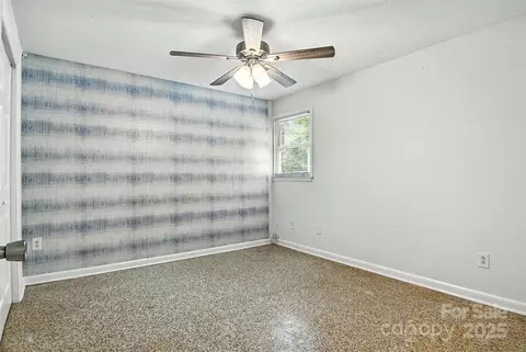 Bedroom - 33 Rd Se St SE, Conover, NC 28613 photo 2 of 3