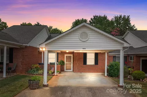 19973 Oak Leaf Cir, Cornelius, NC 28031