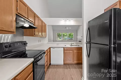 Kitchen - 19973 Oak Leaf Cir, Cornelius, NC 28031 photo 4 of 9