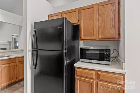 Kitchen - 19973 Oak Leaf Cir, Cornelius, NC 28031 photo 6 of 9