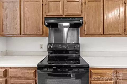Kitchen - 19973 Oak Leaf Cir, Cornelius, NC 28031 photo 8 of 9
