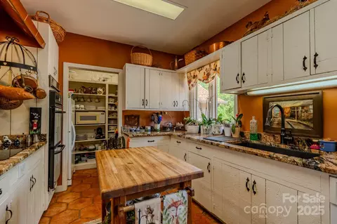 Kitchen - 144 Silver Fox Ln, Tryon, NC 28782 photo 3 of 4