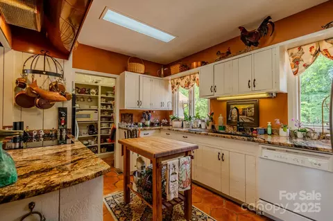 Kitchen - 144 Silver Fox Ln, Tryon, NC 28782 photo 2 of 4