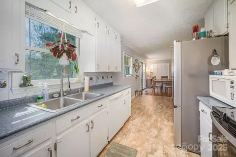 Kitchen - 5345 Dentons Chapel Rd, Morganton, NC 28655 photo 3 of 3