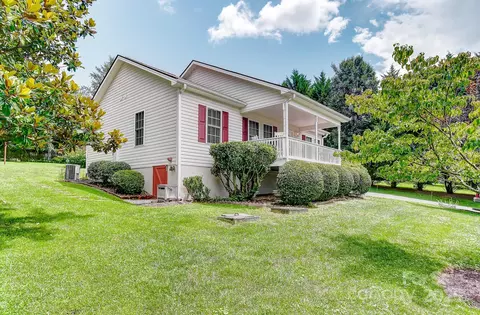 233 Forest Bend Dr, Horse Shoe, NC 28742