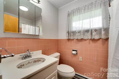 Bath - 181 Fisher Creek Rd, Sylva, NC 28779 photo 2 of 3