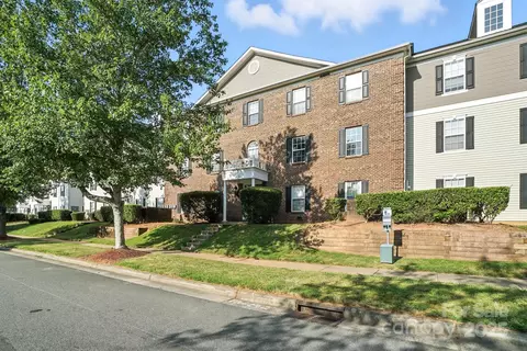 1068 Plaza Walk Dr, Charlotte, NC 28215