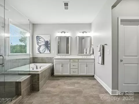 Bath - 2033 Folkstone Ln, Lancaster, SC 29720 photo 2 of 5