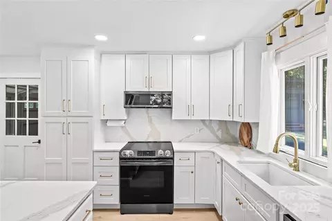 Kitchen - 190 Dogwood Forest Loop, Harmony, NC 28634 photo 6 of 7
