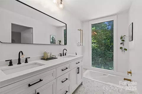 Bath - 190 Dogwood Forest Loop, Harmony, NC 28634 photo 3 of 6