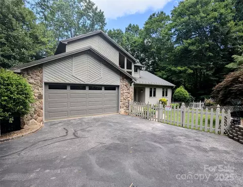 2 Pleasant Hill Dr, Franklin, NC 28734