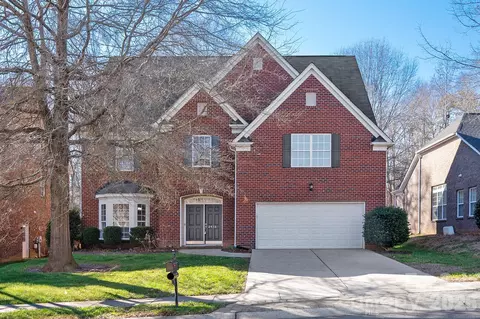 2416 River Oaks Dr, Waxhaw, NC 28173
