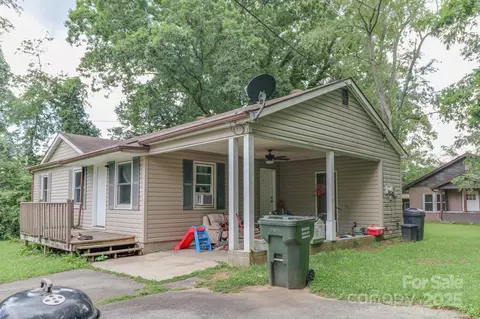 412 W Chestnut Dr, Hendersonville, NC 28739