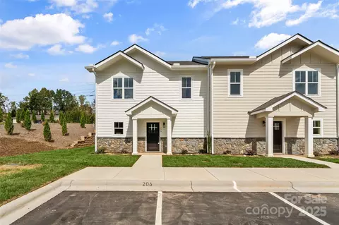 206 Beacon Ave, Morganton, NC 28655