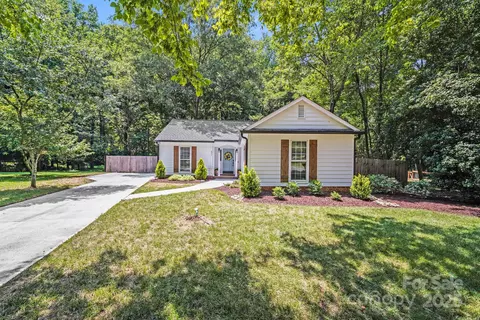 2301 Oldenburg Dr, Charlotte, NC 28210