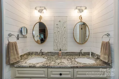 Bath - 1238 Torrence Cir, Davidson, NC 28036 photo 3 of 5