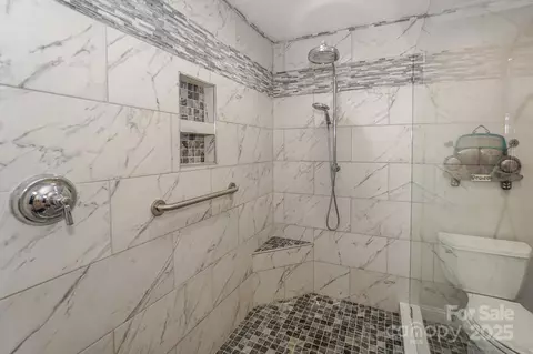 Bath - 1238 Torrence Cir, Davidson, NC 28036 photo 5 of 5