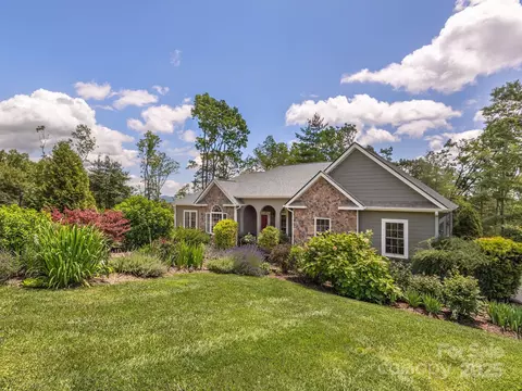 446 Charming Ln, Hendersonville, NC 28792