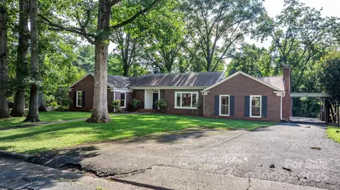 1615 Brentwood Dr, Newton, NC 28658