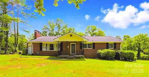 102 Ewbank Dr, Hendersonville, NC 28791