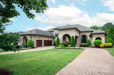 4042 Blossom Hill Dr, Matthews, NC 28104